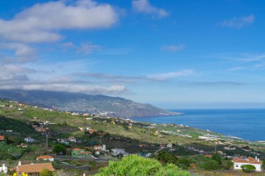 İspanya 'nın La Palma adası. Lodero kasabası ve Atlantik Okyanusu manzaralı.