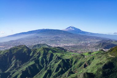 İspanya 'nın Tenerife kentindeki Pico del Ingles manzarasında güzel bir dağ manzarası ve Teide manzarası var.