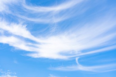 Mavi gökyüzü ve birkaç bulut