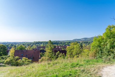 Almanya 'nın yeşil şehri Kassel' in çatılarına bakın. Kirchditmold bölgesi.