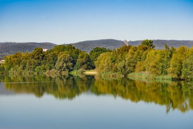 Almanya 'nın Kassel kentindeki Fuldaaue Gölü üzerindeki ünlü Herkül anıtına bakın.
