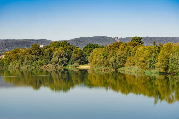 Almanya 'nın Kassel kentindeki Fuldaaue Gölü üzerindeki ünlü Herkül anıtına bakın.