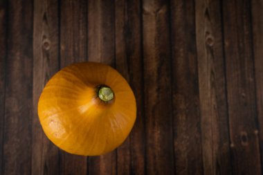 Tahta masada küçük sarı balkabağı