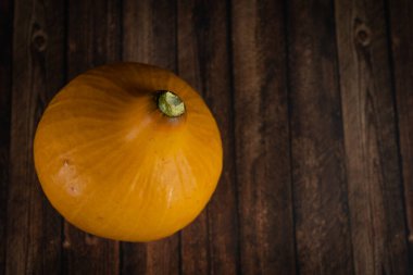 Tahta masada küçük sarı balkabağı