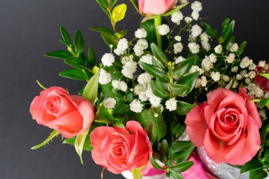 Siyah arkaplanı olan güzel pembe gül buketi.