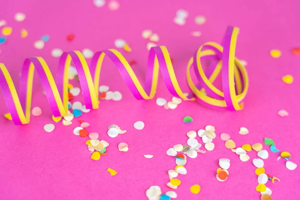 Kleurrijke Streamers Confetti Roze Achtergrond — Stockfoto