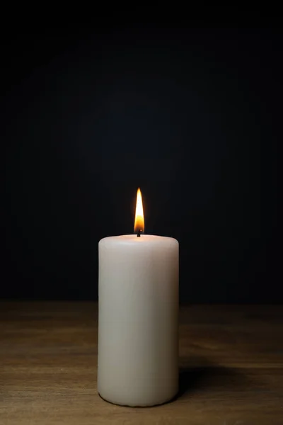 木制桌子上燃烧的白色蜡烛 深色的背景和复制的空间 — 图库照片