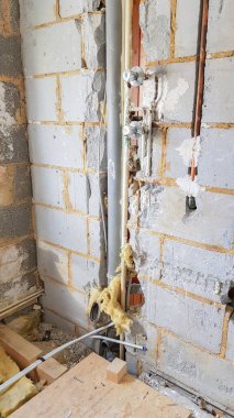 Döşemeleri sökülüp, su ve drenaj borularına maruz bırakılan eski bir banyonun yıkılması.