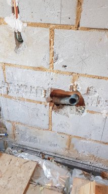 Döşemeleri sökülüp, su ve drenaj borularına maruz bırakılan eski bir banyonun yıkılması.