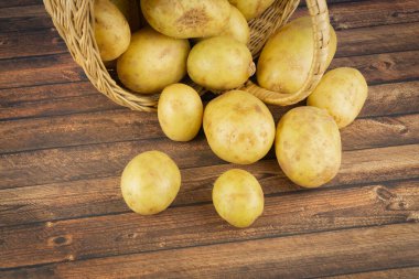 Tahta bir masada patates sepeti.