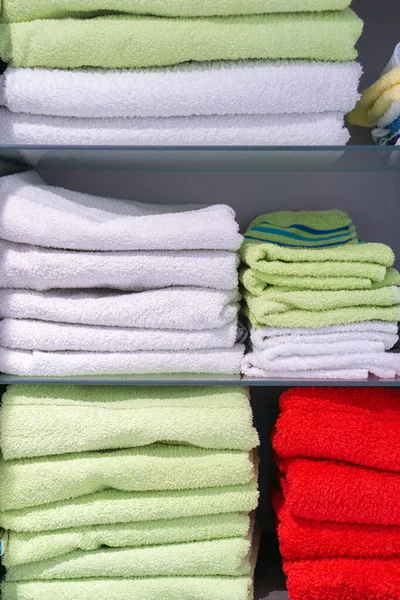 White Green Red Towels Neatly Stacked Cupboard — Stock Photo, Image