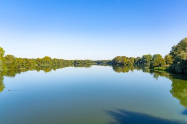 Almanya 'nın Kassel kentindeki Fuldaaue' de bir yaz günü göl manzarasının güzel bir manzarası.