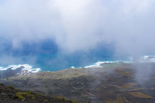 从拉帕尔马加那利岛上圣安东尼奥火山的火山口到深海中的大西洋 — 图库照片