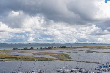 Doğa koruma alanı Graswarder, Heiligenhafen, Almanya 'dan Fehmarn Adası' na Fehmarsund-Bruecke