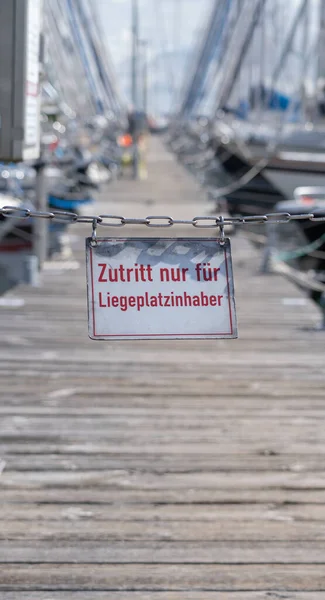 Placa Metal Com Inscrição Alemã Zutritt Apenas Para Proprietários Ancoradouros — Fotografia de Stock