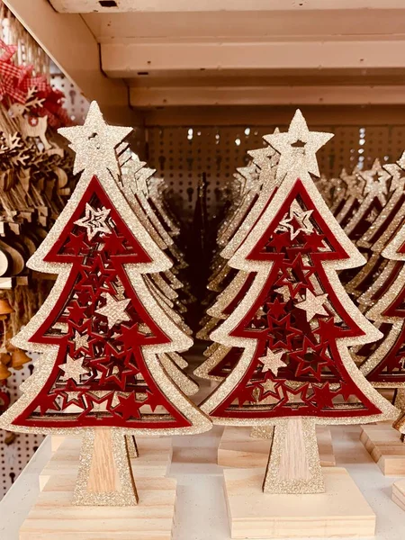 圣诞树上的木制玩具装饰架子上为您的设计 — 图库照片