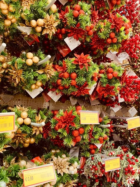 Decoraciones navideñas. Corona con bayas — Foto de Stock