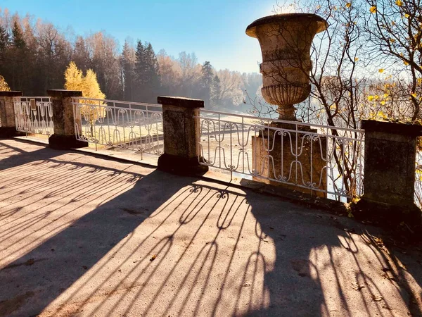Stadtpark Brücke im Herbst Pavlovsk. Flussbrücke im Herbst Pavlovsk Park, Russland. Park Flussbrücke in Pavlovsk Herbst. Herbst Park Brücke Blick — Stockfoto