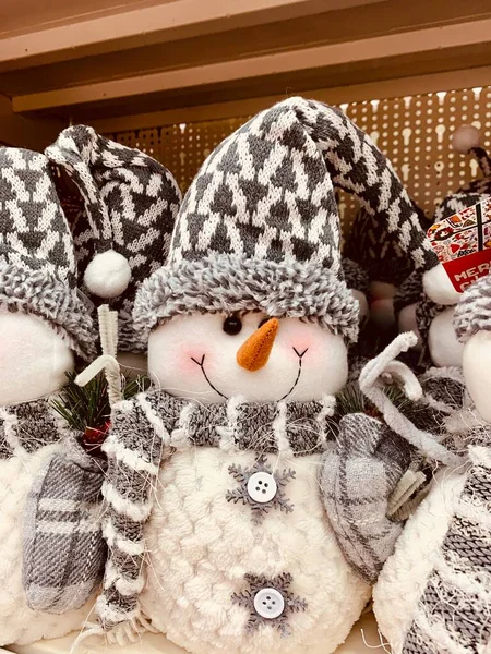 Декорации снеговиков на рождественском рынке — стоковое фото