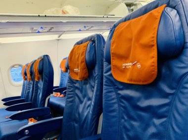 27.12.2020 Rusya Moskova Aeroflot uçak koltuğu ve penceresi boş bir kabinin içinde.