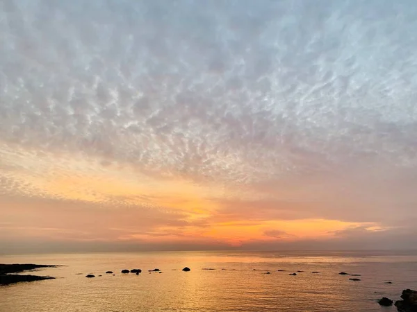 Розовый оранжевый закат над морем — стоковое фото