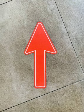 Yerdeki kırmızı ok yönü gösteriyor.