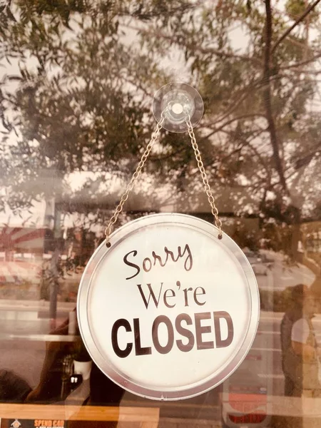 Vintage Désolé Nous Sommes Fermés Signe Dans Vitrine Avec Réflexion — Photo