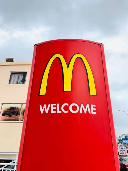 2021 Cyrus Paphos Red Logo Mcdonald Restaurant World Largest Hamburger — Stock Photo, Image