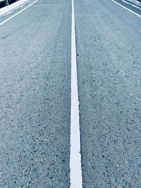 Асфальтовая дорога с белыми полосками.