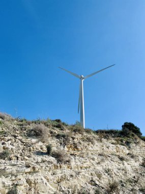 Rüzgar türbini - dağlarda yenilenebilir enerji kaynağı