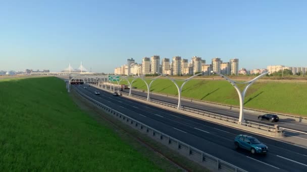 2019 Rosja Ruch Autostradzie Sankt Petersburga Słoneczny Wieczór Piękny Widok — Wideo stockowe