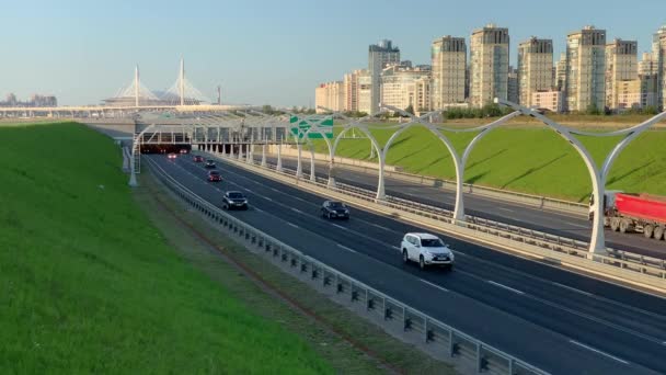 2019 Russland Petersburg Autobahnverkehr Sonnigen Abend Schöne Aussicht Von Oben — Stockvideo