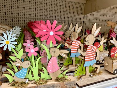 Paskalya tasarımı. Easter Bonny 'de. Tavşan tavşan ahşap süslemesi. dükkan rafı