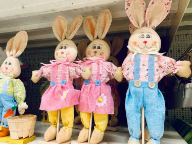 Paskalya tasarımı. Easter Bonny 'de. Tavşan tavşan ahşap süslemesi. dükkan rafı