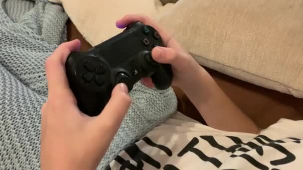 2021 Chipre Paphos Adolescente Joga Console Jogos Com Joystick Enquanto — Vídeo de Stock