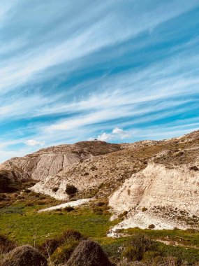 Dağ tepelerindeki güzel manzara Güzel gökyüzü