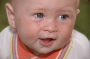 Çimenlerde oturan çocuk şirin bebek küçük yüz portresi