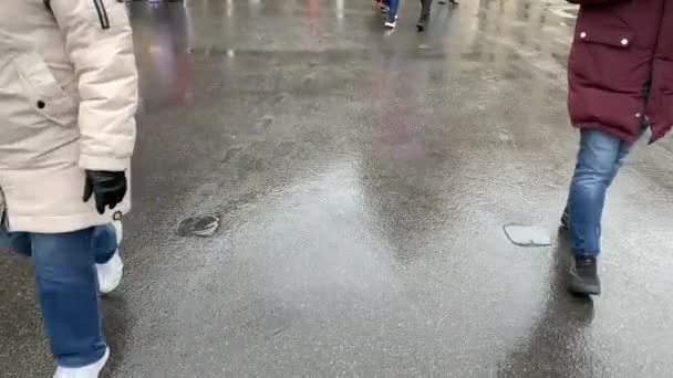 Πεζόδρομος σε μια μεγάλη πόλη. Κοντινό πλάνο ενός ποδιού σε διάβαση πεζών. Βροχερή μέρα. Πολλά διαφορετικά παπούτσια. Ρωσία — Αρχείο Βίντεο