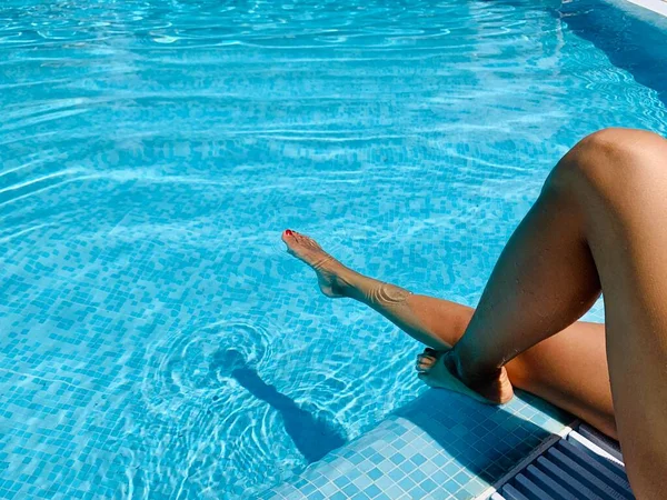 수영장 근처에 누워 있는 여자의 다리. 아름다운 암컷 의발 과 발뒤꿈치 가위로 올려다보았다 — 스톡 사진