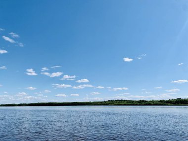 Güzel manzara yaz nehir kıyısı