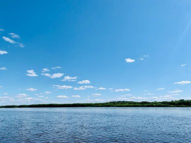 Nehir ve mavi gökyüzü ile yaz manzarası