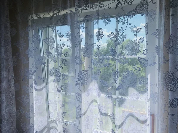 この半抽象的なハイキーイメージの白い純カーテンで覆われた窓を通して明るい日光が輝きます。ヴィンテージ — ストック写真