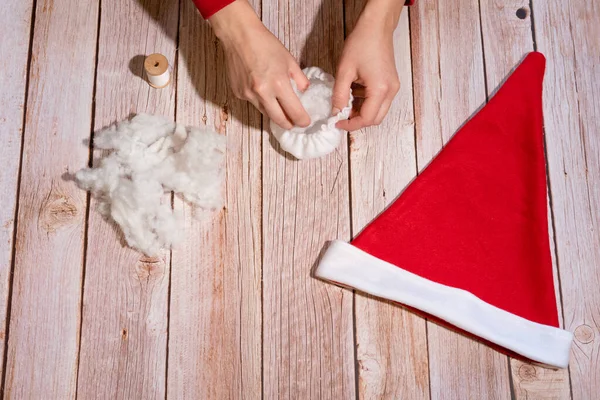 Master Class Creating Red Hat Santa Claus Fill White Ball — Stock Photo, Image