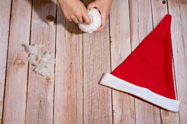 Master Class Creating Red Hat Santa Claus Fill White Ball — Stock Photo, Image