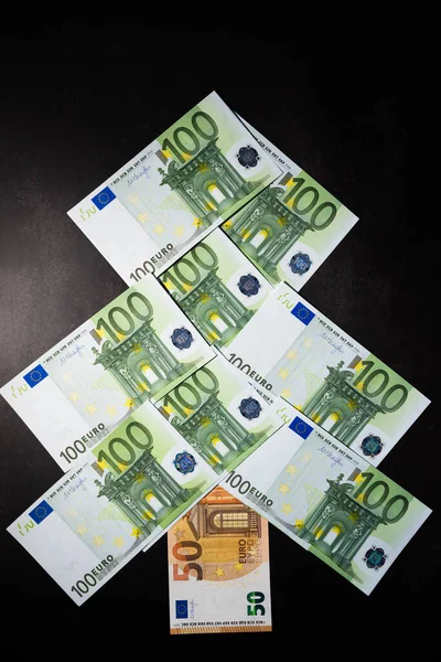 Weihnachtsbaum Aus Europäischen Banknoten Grün Auf Schwarzem Hintergrund Bargeld Form — Stockfoto