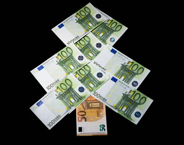 Kerstboom Gemaakt Van Europese Muntbiljetten Het Groen Een Zwarte Achtergrond — Stockfoto