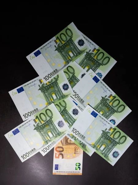 Európai Bankjegyekből Készült Karácsonyfa Zöld Színben Fekete Alapon Készpénz Karácsonyfa — Stock Fotó