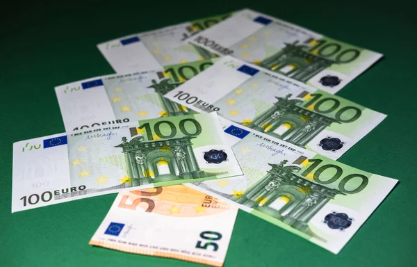 Weihnachtsbaum Aus Europäischen Banknoten Grünen Und Orangefarbenen Farben Auf Hellgrünem — Stockfoto