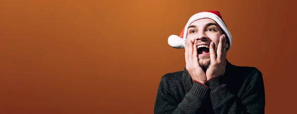 Uomo Barbuto Maglione Nero Maglia Uno Sfondo Arancione Aperto Bocca — Foto Stock