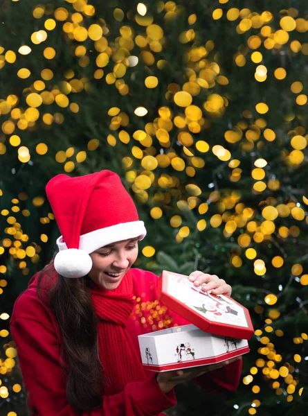 Мила Європейська Дівчина Червоному Капелюсі Відкриває Різдвяний Подарунок Здивований Щасливий — стокове фото
